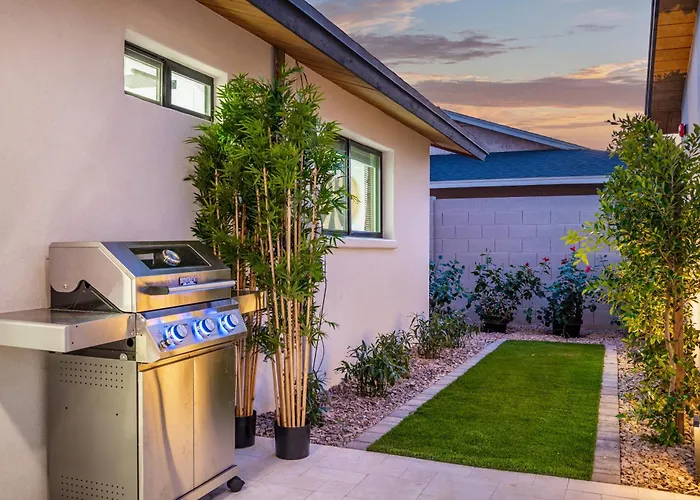 Beautifully Designed W Pool For Families And Groups