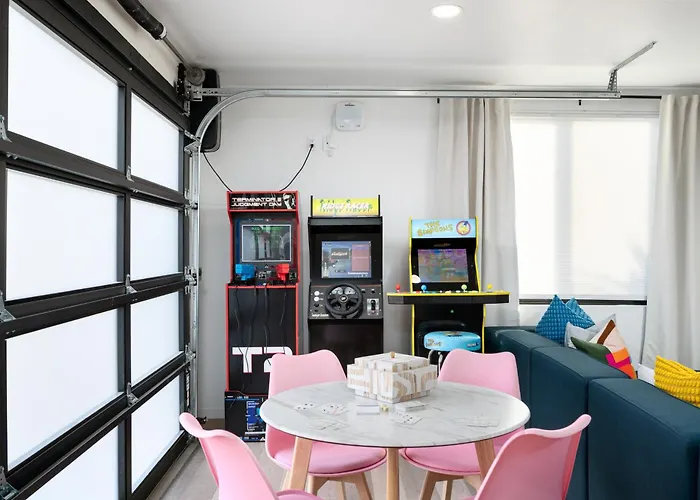 Beautifully Designed W Pool For Families And Groups